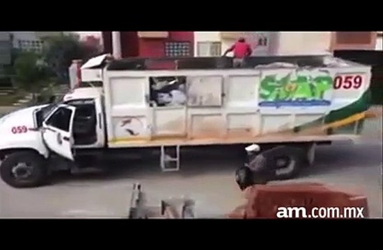 Ce camion poubelle avance sans chauffeur... éboueurs mexicains un peu fous