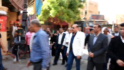 محافظ أسوان يرحب بالفنان محمد رياض أثناء جولته بالسوق السياحى