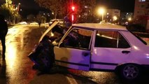 Otomobil trafik ışıklarında bekleyen araçlara çarptı: 1 yaralı - ISPARTA