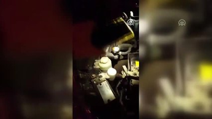 Kamyonetin motor bölümünde sıkışan kediyi itfaiye kurtardı