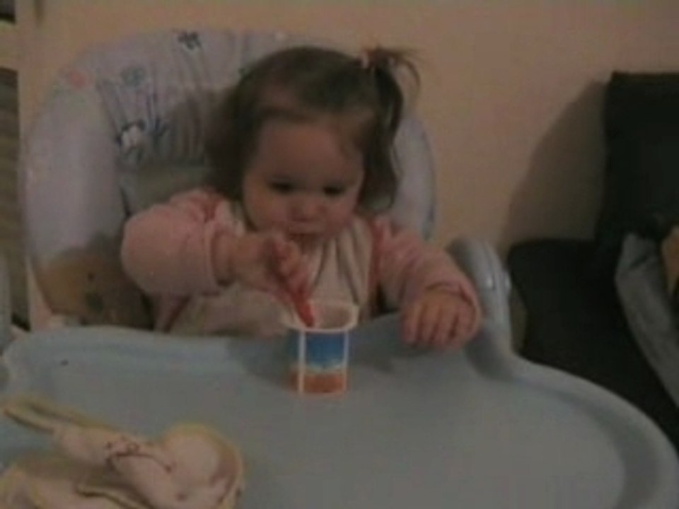 Cléa mange son yaourt