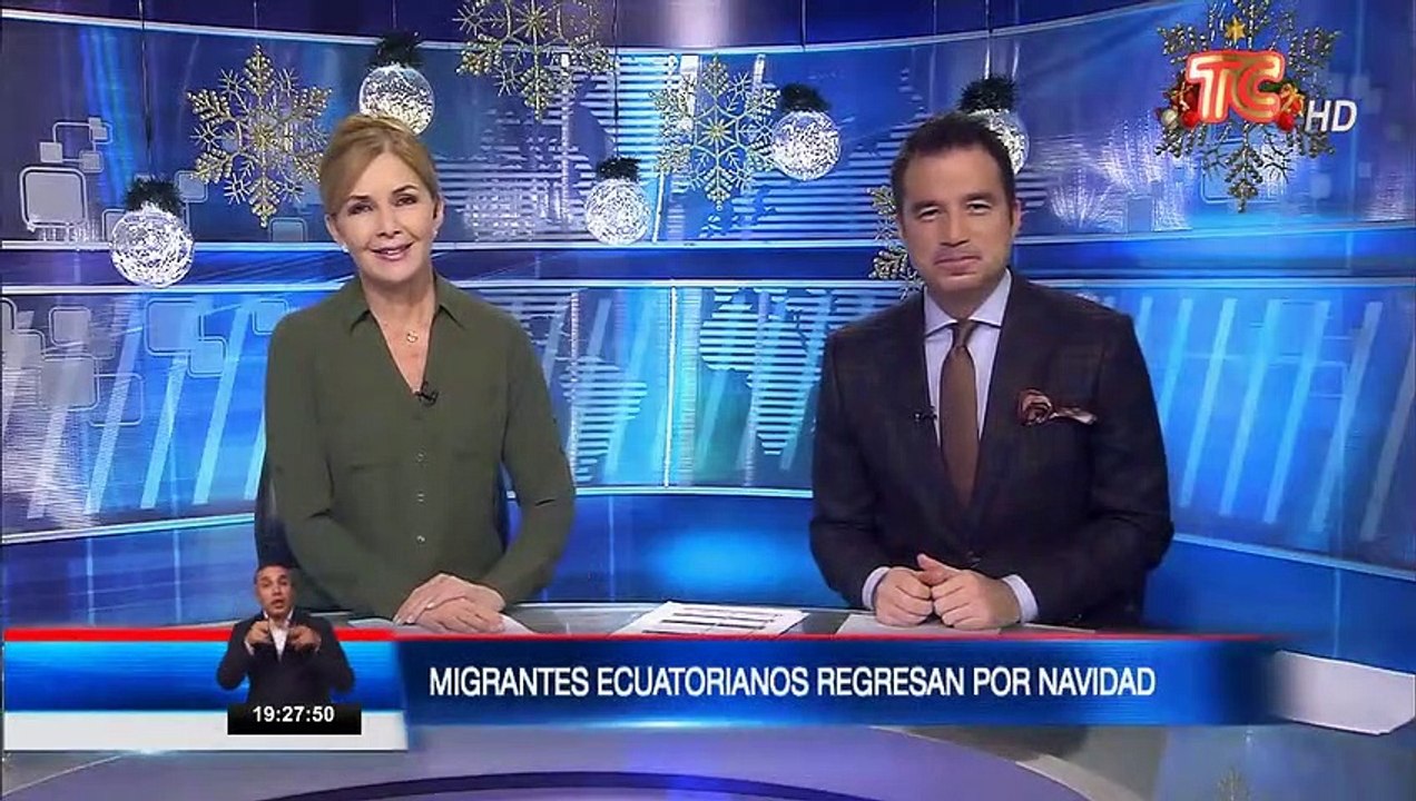 Emotivos reencuentros de familias en el aeropuerto de Quito por fiestas