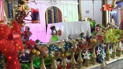 Nacimientos en miniatura se exhiben en una iglesia de Guayaquil