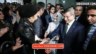 Ahmet Davutoğlu ile Nihal Olçok el ele poz verdi - VIDEOKOR.com