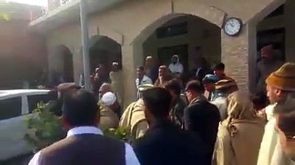 Peshawar Buzurag Shehri Ki Adaalat Se Bhai Ke Qaatil Bari Ho Jane Par Cheekh Cheekh Jar Dohaian