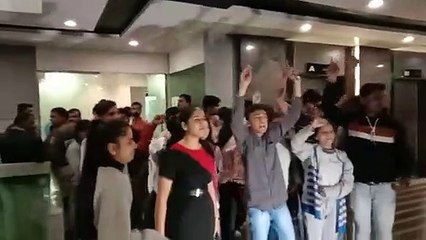 Speed Jet Aviation के स्टूडेंट्स ने किया इंस्टिट्यूट के खिलाफ प्रदर्शन