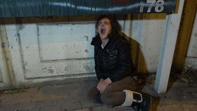 Önce tokat, sonra seyir halindeki otomobilden attı