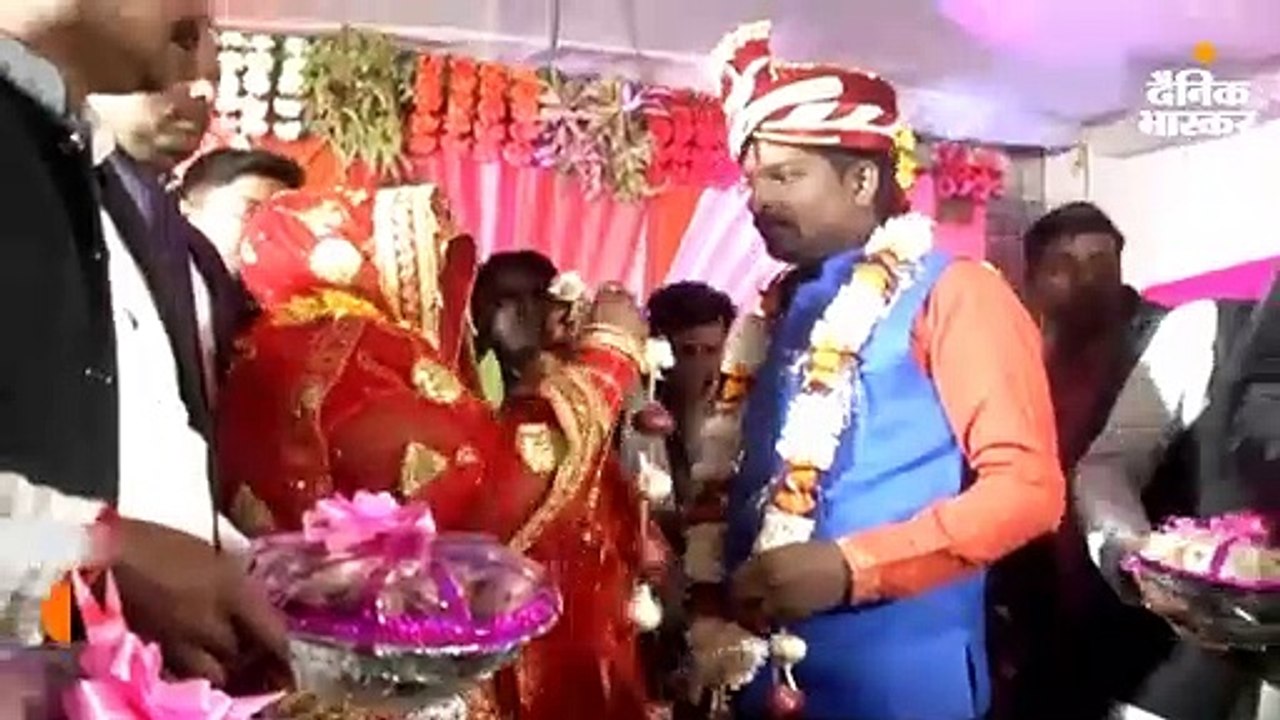 दूल्हा और दुल्हन ने एकदूजे को पहनाई प्याज-लहसुन...
