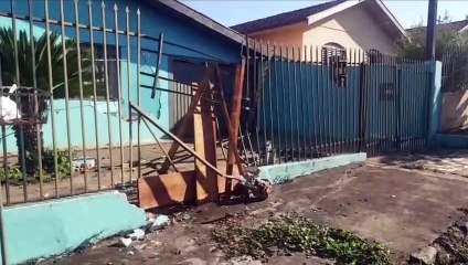 Adolescente é apreendido após bater carro contra portão de residência