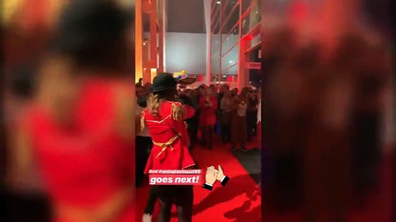 L'ORSO KIMI RAIKKONEN BATTE ANTONIO GIOVINAZZI - FESTA ALFA ROMEO