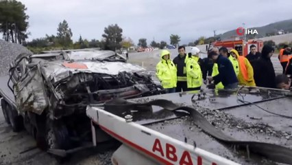 Yaşanan panik anları kamerada... Tüp yüklü kamyonet devrildi: 1 ölü, 1 yaralı
