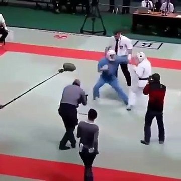 Kızgın hakem sporcuları evire çevire dövdü