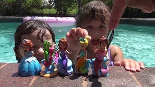 Disney Princesinha Sofia - Sophia, Isabella e Alice Brincando na Piscina com as Bonecas da Princesinha Sofia