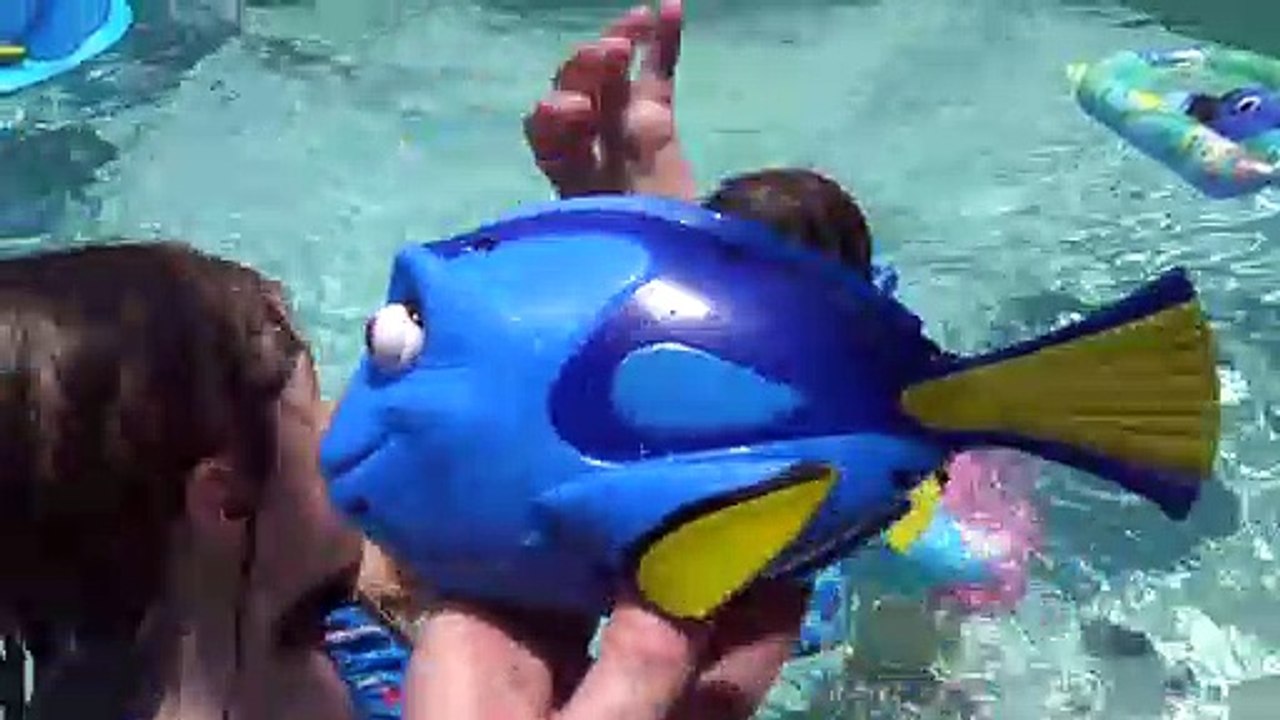 Disney Procurando  Dory  - Sophia,  Isabella e Alice Brincando na Piscina