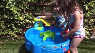 Disney Procurando  Dory  - Sophia, Isabella e Alice  Brincando na Piscina com Brinquedos da Disney