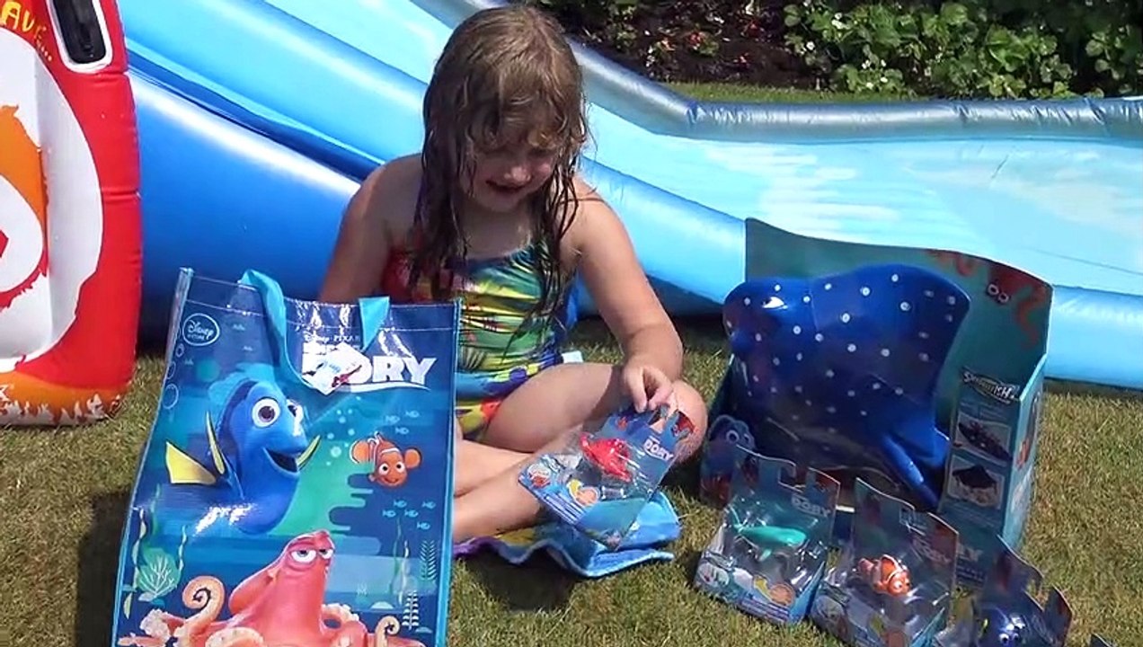 Disney Procurando  Dory  - Sophia, Isabella e Alice Brincando no Escorregador