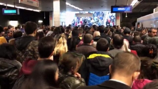İstanbul'da metro hatlarında arıza! Seferler durdu, duraklarda yoğunluk oluştu