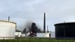 Los bomberos luchan contra un gran incendio en una refinería en el norte de Francia
