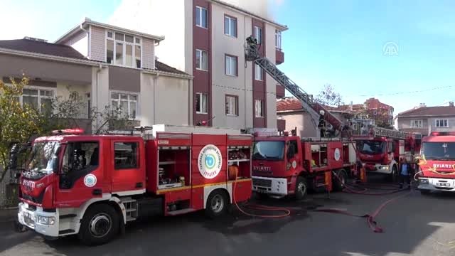 Çorlu'da apartmanın çatısında çıkan yangın hasara neden oldu