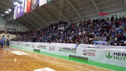 Kocaeli köy okullarındaki çocuklar için sahaya pelüş oyuncak attılar