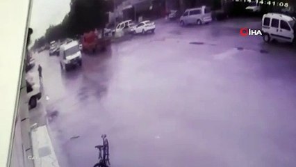 Ara yoldan kontrolsüz çıkan pikap, minibüsü devirdi