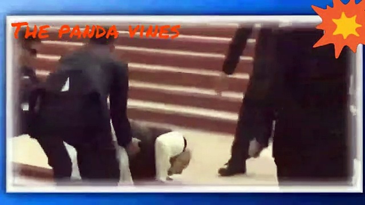 PM Modi fell down the steps of Ganga river Ghat | Modi falls down the stairs of Ganga river #modi