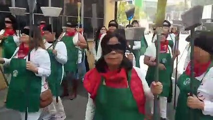 Скачать видео: Los Angeles'ta temizlik işçileri tacizleri 'Las Tesis' dansıyla protesto etti