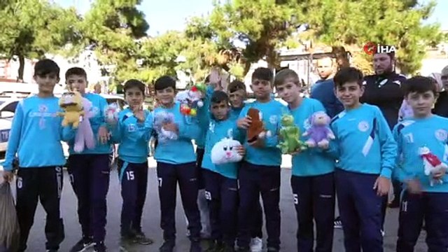 Kadınlar Basketbol Süper Ligi maçında sahaya binlerce oyuncak atıldı