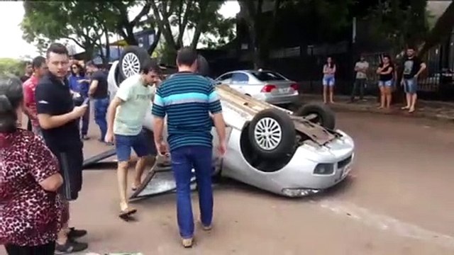 Palio capota após colisão com Uno no Bairro Maria Luiza