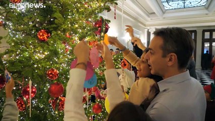 Στα γιορτινά «ντύθηκε» το Μαξίμου (vid, pics)