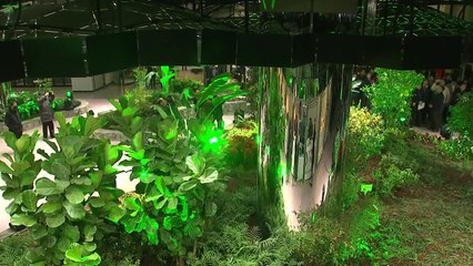 햇빛 모아 지하로 전송...지하보도에 '태양의 정원' / YTN