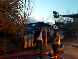 Pendik'te ahşap ev alevlere teslim oldu