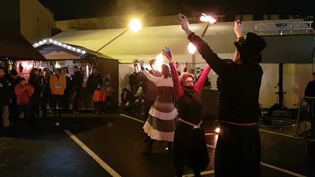 Des cracheurs de feu venus de Sarreguemines ont assuré le spectacle en attendant le départ du trail urbain