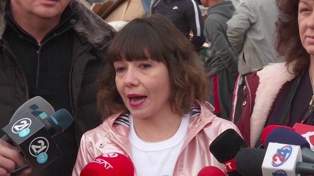 Додека нивните колеги ѓубрето го чистea со раце, Шилегов и Царовска чистеa со булдожер