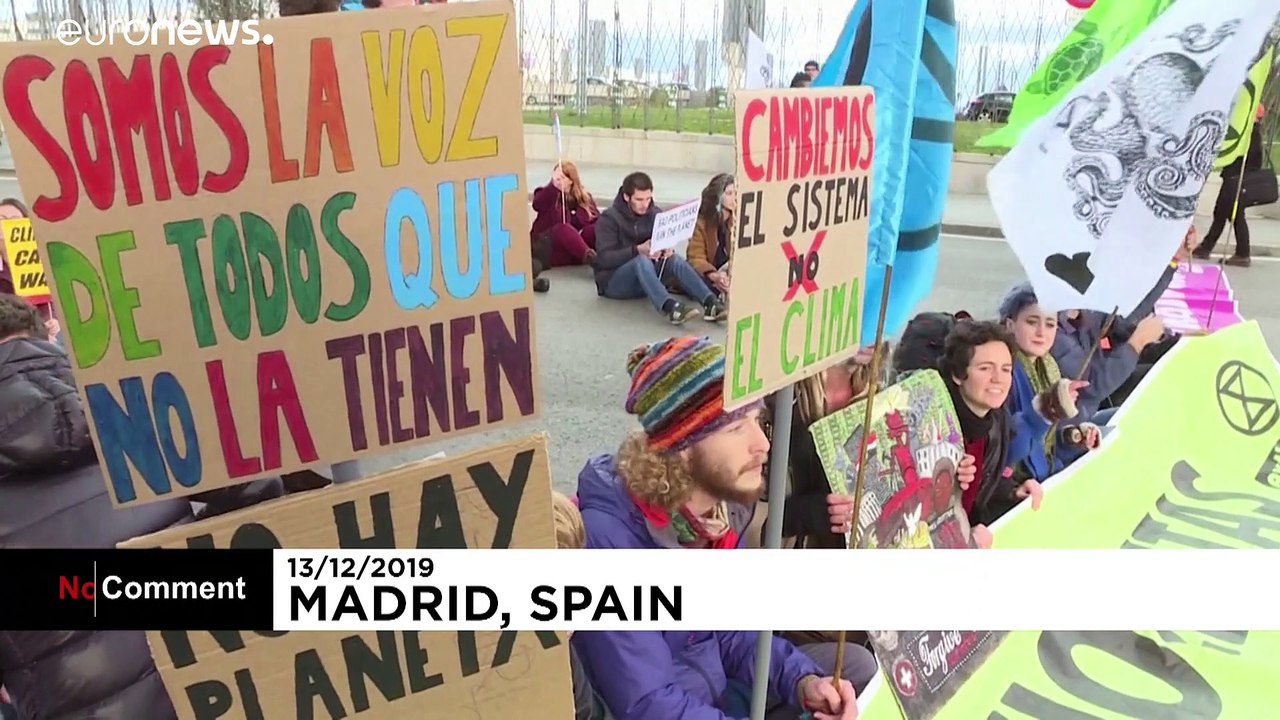 Des activistes climatiques manifestent en marge de la COP25 de Madrid