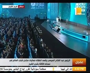 الرئيس يصافح الطفل زين يوسف محارب السرطان 4 مرات