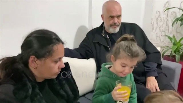 Ora News - Rama e pyet për kushtet në konvikt, studentja e zë ngushtë: Godina ime u prish