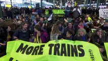 Cientos de activistas climáticos desalojados del aeropuerto de Ámsterdam