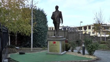 Türkiye'nin Üsküp Büyükelçiliği konutu önüne Atatürk heykeli