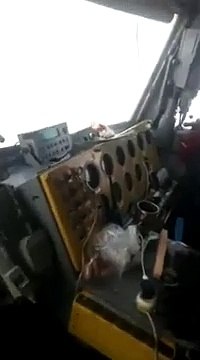 Ce conducteur de train utilise une technique très dangereuse pour dégivrer le pare-brise