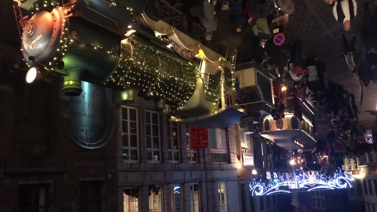 Le Pôle Express et le char du Pere Noël ont fait sensation à la parade.