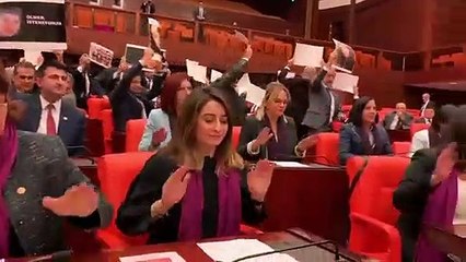 Polis sokakta engellemişti; kadın vekillerden Meclis'te Soylu'ya karşı Las Tesis performansı