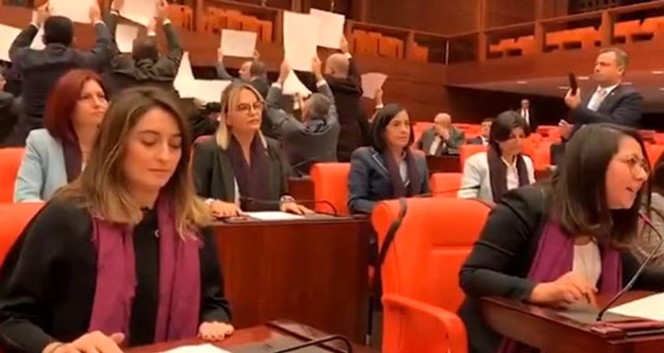 CHP'li kadınlardan TBMM Genel Kurulu'nda "Las Tesis" eylemi