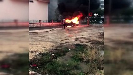 Park halindeki otomobil alev topuna döndü