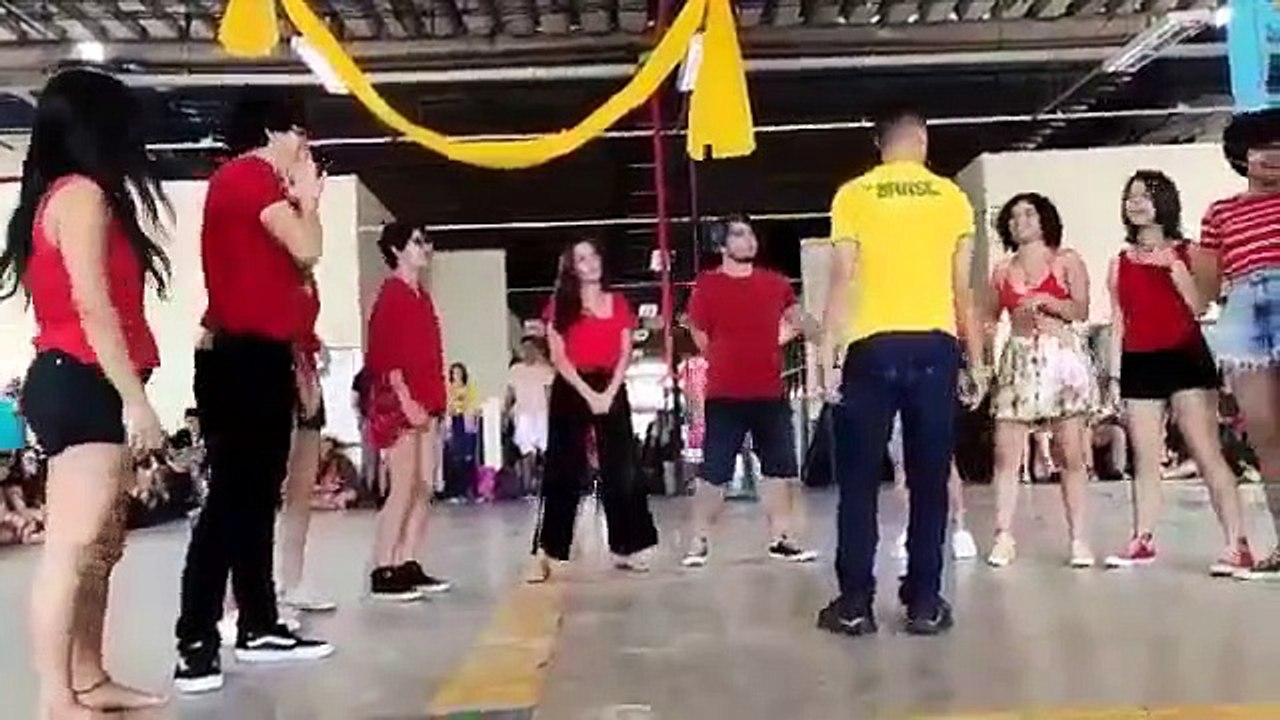 Alunos da Escola Técnica de Campinas Etecap fazem peça simulando assassinato do presidente Bolsonaro.