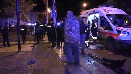 Trafik ışıklarında 3 araca çarpan otomobil iş yerine girdi: 4 yaralı - ANKARA