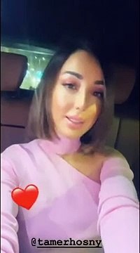 تامر حسني وبسمة بوسيل في السيارة وبيغنوا اغنية جدي(480P)