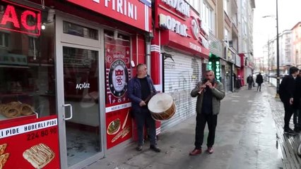 Davul zurnayla esnafı maça çağırdılar