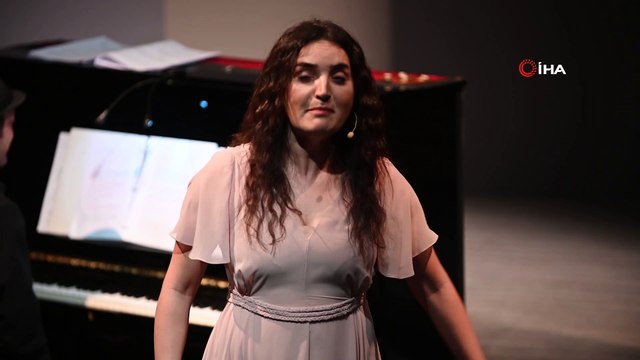 - Ünlü Türk sanatçıdan ABD'de yabancı dilde müzikal- Fadik Sevin Atasoy, The Muse müzikaliyle dakikalarca ayakta alkışlandı