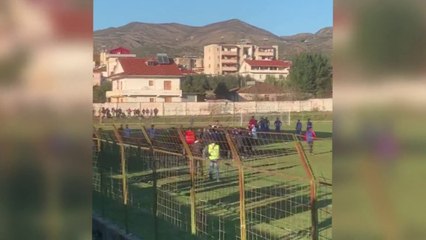 Ndeshja Shkumbini-Dinamo/ Peqin, rrihet në fushë arbitri!